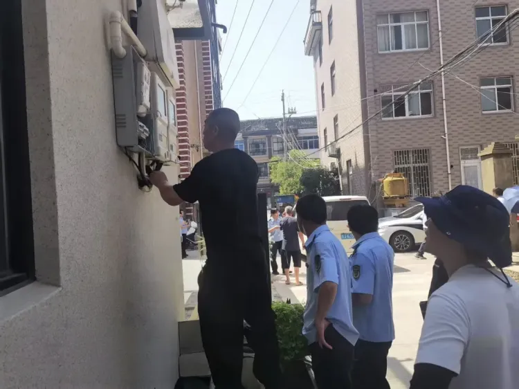 离谱！女子拒不整改，还将滚烫开水泼向执法人员......